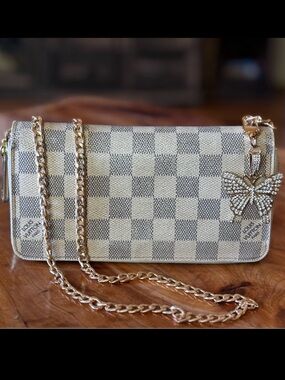 Louis Vuitton
2009 Damier Azur Pattern Zippy Organizer Wallet & unbranded chain